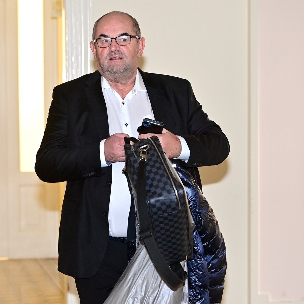Miroslav Pelta přichází k soudu, který řeší jeho odvolání v kauze sportovních dotací
