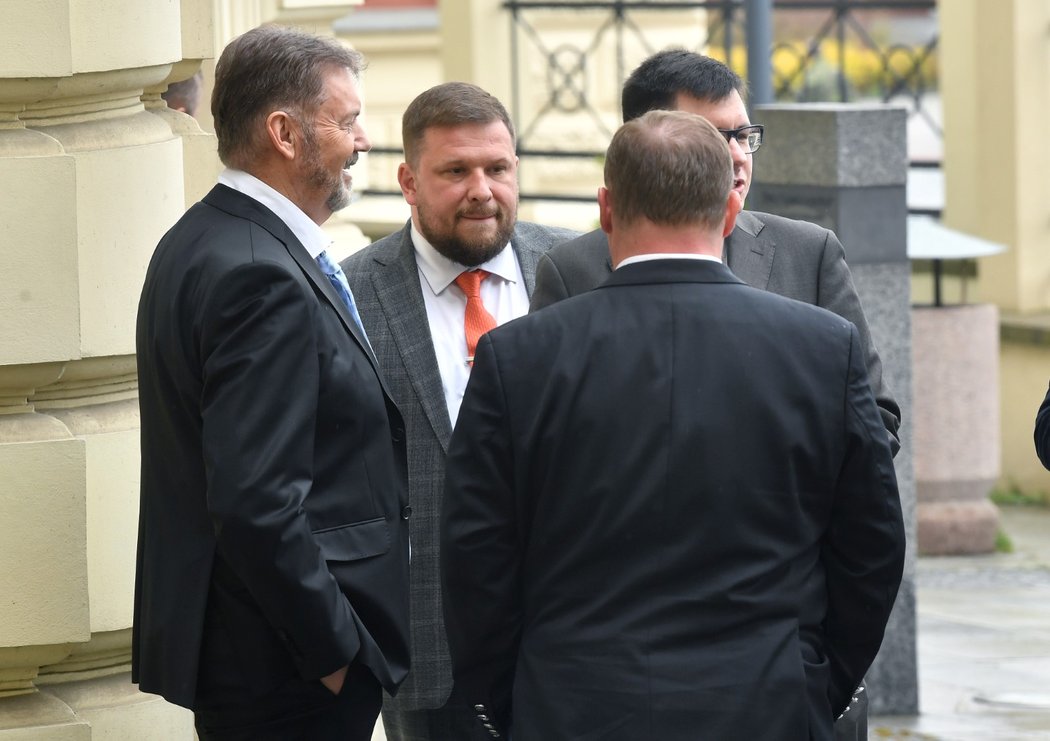 Obžalovaný Roman Berbr (vlevo) s Romanem Rogozem před soudem v Plzni