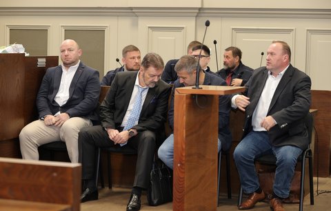 Klíčové postavy případu sedí po levé ruce soudce pěkně vedle sebe - Tomáš Grímm se statusem spolupracujícího obviněného, vedle něj Roman Berbr, Michal Káník a Roman Rogoz