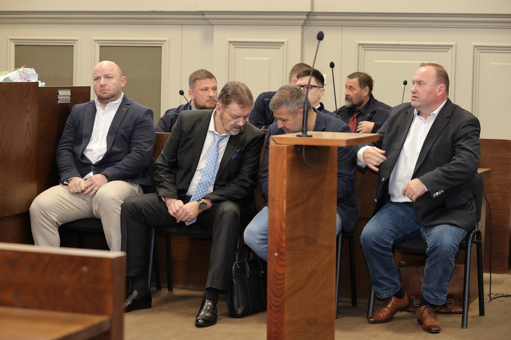 Klíčové postavy případu sedí po levé ruce soudce pěkně vedle sebe - Tomáš Grímm se statusem spolupracujícího obviněného, vedle něj Roman Berbr, Michal Káník a Roman Rogoz