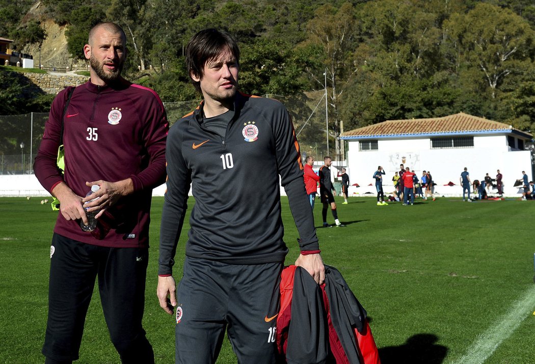 Tomáš Rosický na soustředění Sparty ve Španělsku, za ním gólman David Bičík