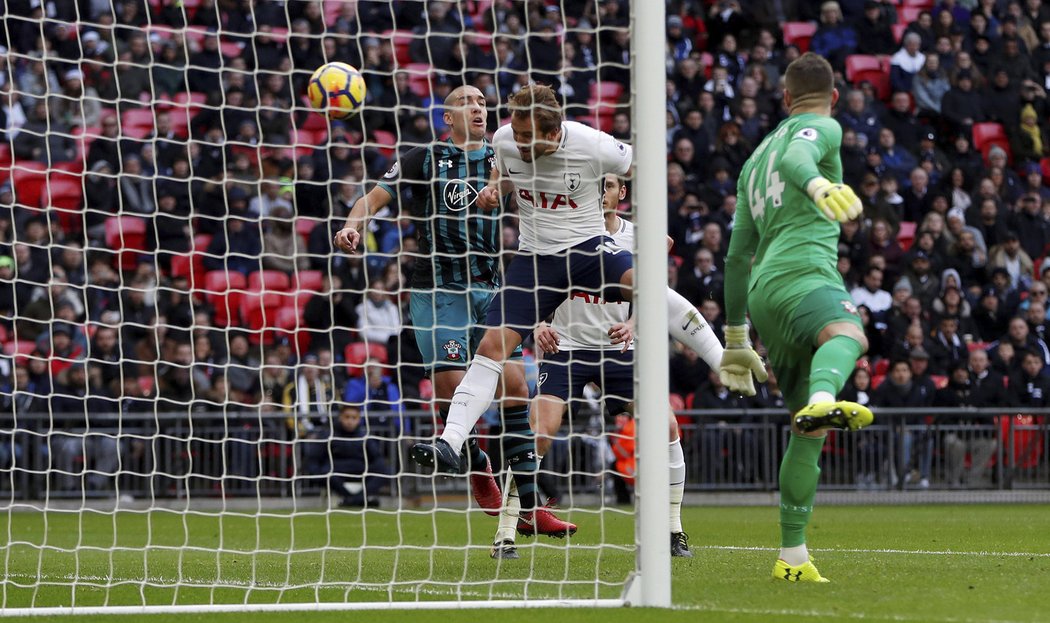 Kane posílá Tottenham do vedení, gólman Southamptonu byl bezmocný