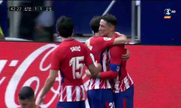 Atl. Madrid - Eibar: Gól! Míč končí v brance po úspěšném putování pokutovým územím na trase Angel Correa, Fernando Torres 