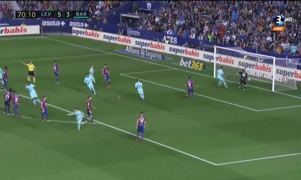 Levante - Barcelona: penaltu na sebe vzal Suárez, který poslal brankáře na druhou stranu - 5:4.