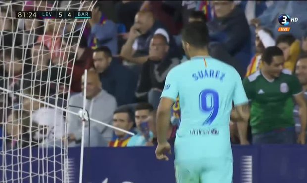 Levante - Barcelona: Domácí Luna si málem srazil míč do sítě, balón skončil těsně vedle