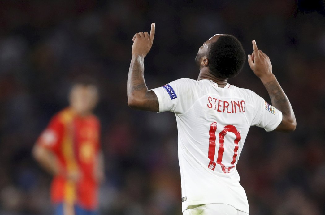 Raheem Sterling oslavuje svůj druhý gól v utkání se Španělskem