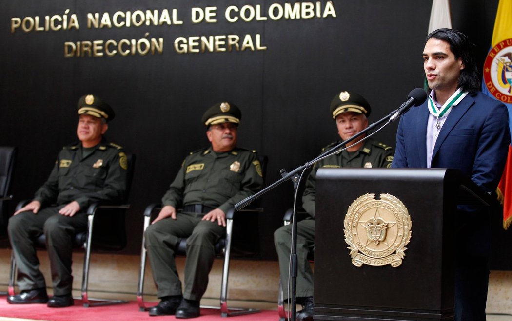 Kolumbijský útočník Radamel Falcao dostal od policejního ředitele ve své rodné zemi vyznamenání
