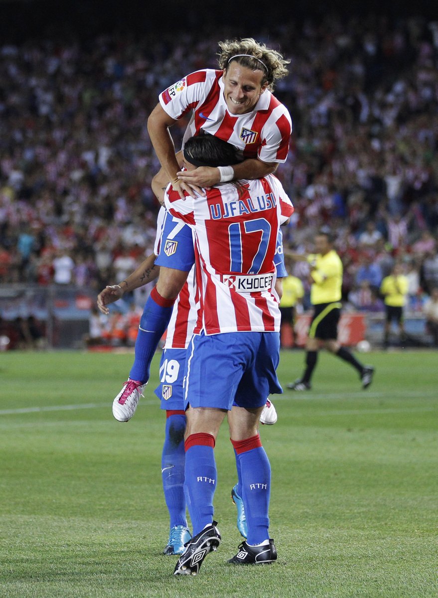 Střelec Diego Forlán a Tomáš Ujfaluši se radují z gólu do sítě Gijónu