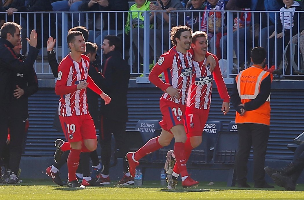 Útočník Atlétika Madrid Antoine Griezmann a jeho spoluhráči slaví branku na hřišti Málagy