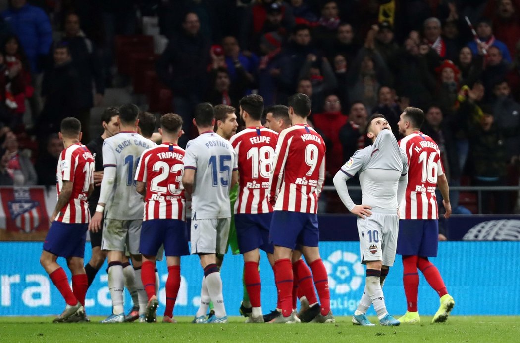 Hráči Atlétika Madrid se radují po výhře nad Levante