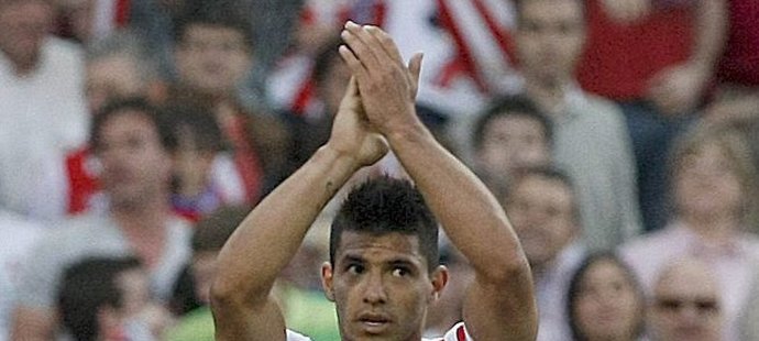 Sergio Agüero slaví gól do sítě San Sebastianu