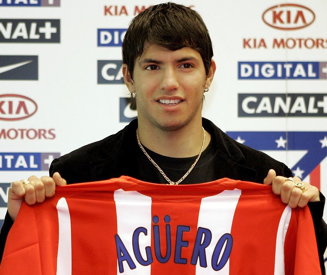 Mladý Sergio Agüero pózuje s dresem Atlétika po svém přestupu v roce 2006