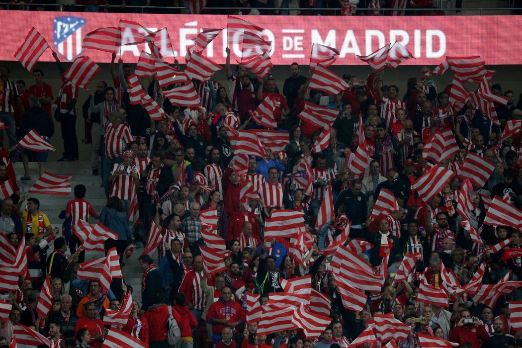 Fanoušci Atlétika Madrid během zápasu s Málagou, které bylo první na novém stadionu