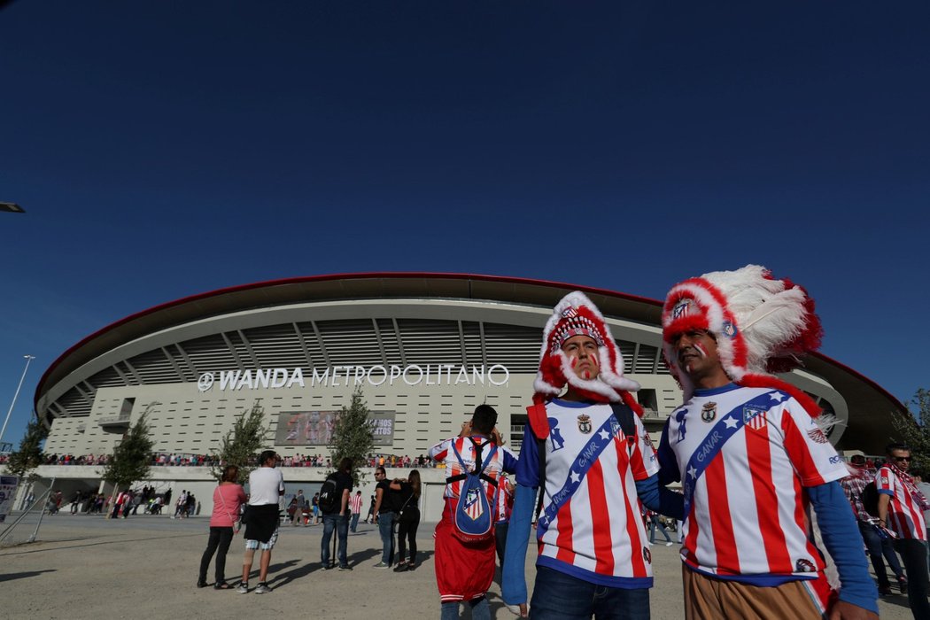 Fanoušci před novým stadionem Atlétika Madrid