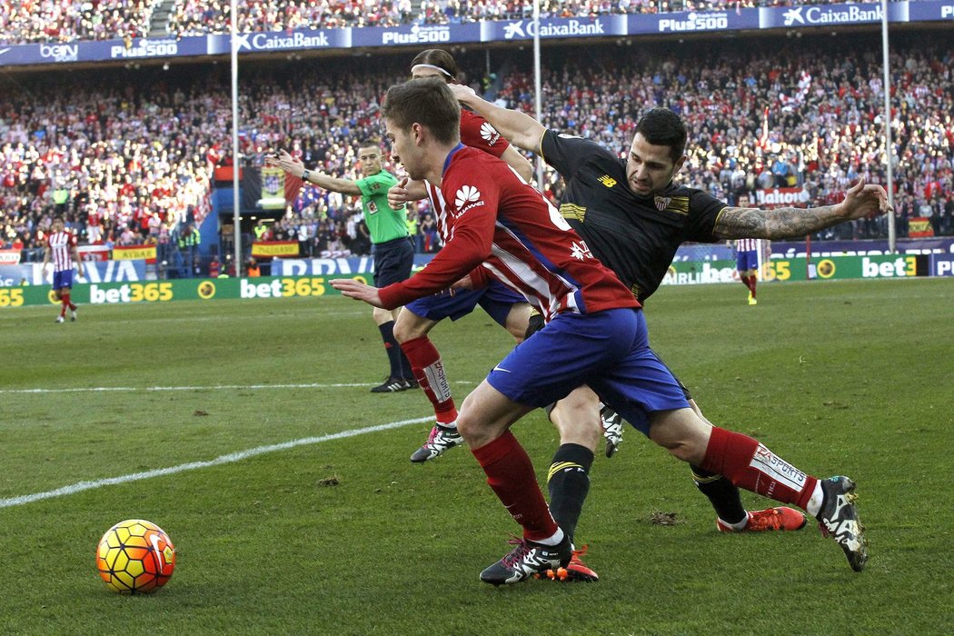 Atlético nevyužilo ani půl hodinovou přesilovku po vyloučení Vitola a se Sevillou remizovalo 0:0