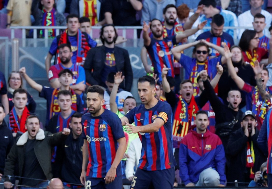 Jordi Alba, obránce Barcelony, opouští hřiště v utkání proti Espaňolu