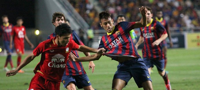 Neymar v zápase s výběrem Thajska, kde vstřelil svůj první gól za Barcelonu
