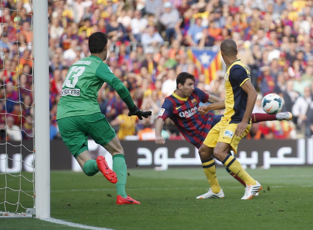 Lionel Messi dává gól brankáři Atlétika Courtoisovi, který ovšem nebyl uznán kvůli ofsajdu...