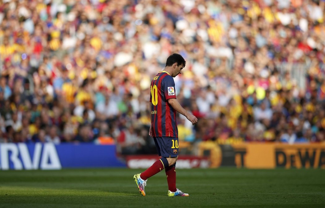 Barcelonský Lionel Messi jde smutně po trávníku v zápase s Atlétikem