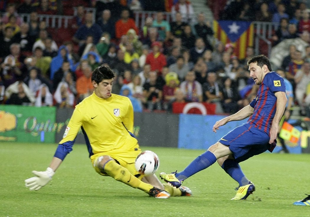 Takhle Thibauta Courtoise v brance Atlétika Madrid překonal v souboji s Barcelonou Lionel Messi