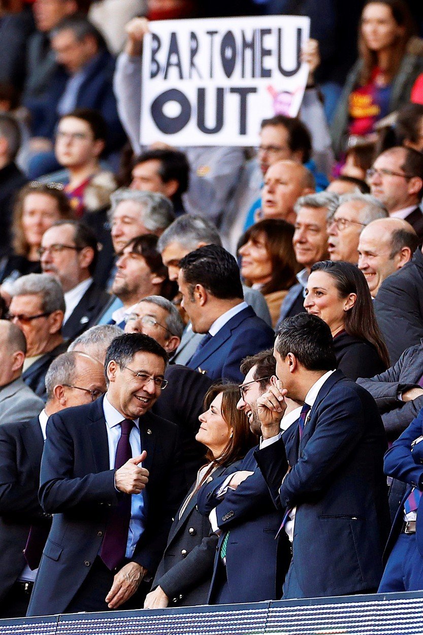 Fanoušci Barcelony v utkání s Eibarem, kde dávali najevo nespokojenost se současným prezidentem klubu Josepem Bartomeuem