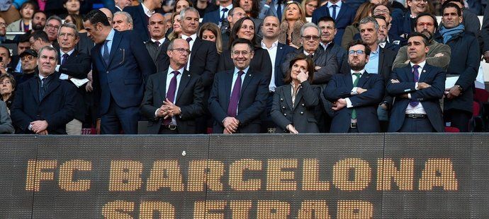 Prezident Barcelony Josep Maria Bartomeu při utkání s Eibarem, kdy se na světelné tabuli pod ním objevil miniaturní znak Realu Madrid