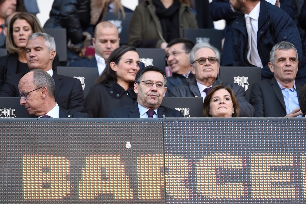 Prezident Barcelony Josep Maria Bartomeu při utkání s Eibarem, kdy se na světelné tabuli pod ním objevil znak Realu Madrid