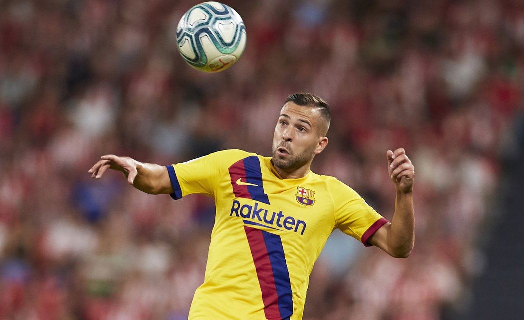 Jordi Alba hlavičkuje v zápase proti Bilbau