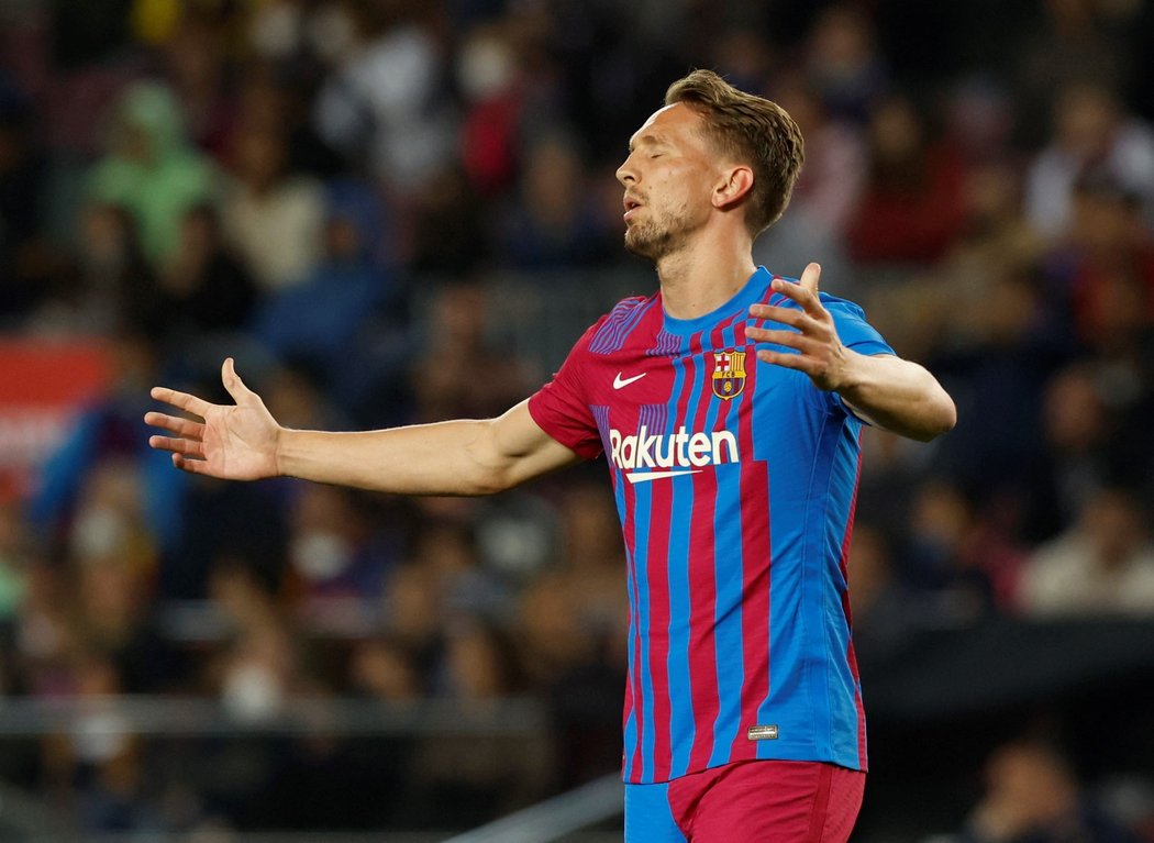 Barcelonský Luuk de Jong rozhazuje rukama v zápase s Cádizem