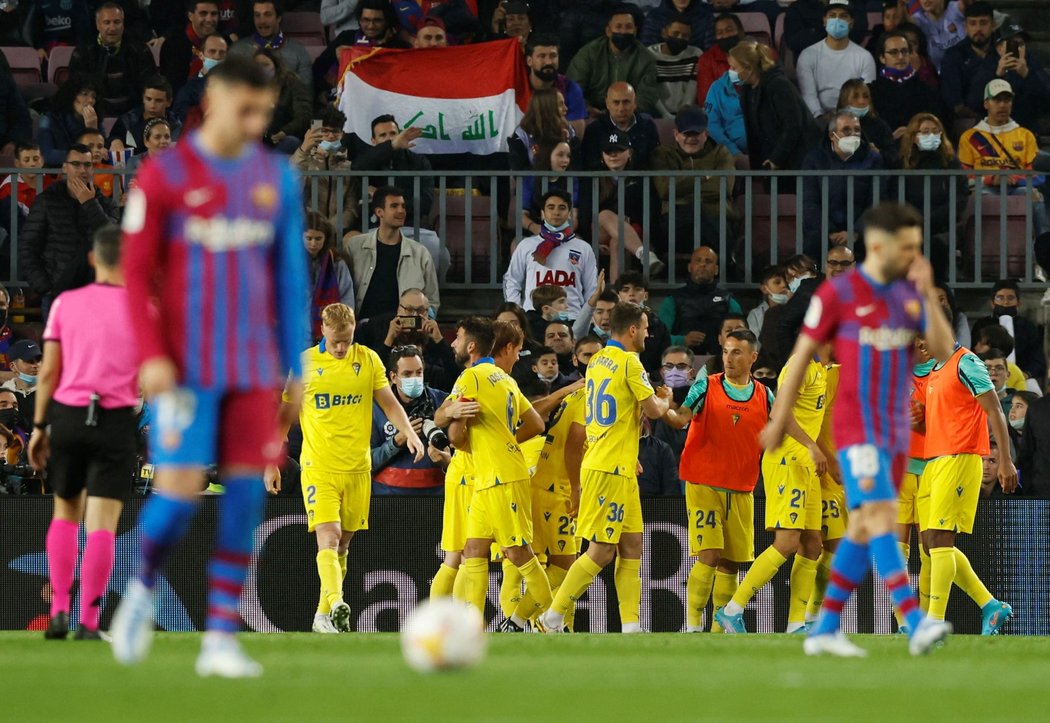 Fotbalisté Cádizu se radují z gólu v zápase proti Barceloně