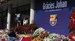 Květiny od barcelonských fanoušků na vzpomínkovém místě před stadionem