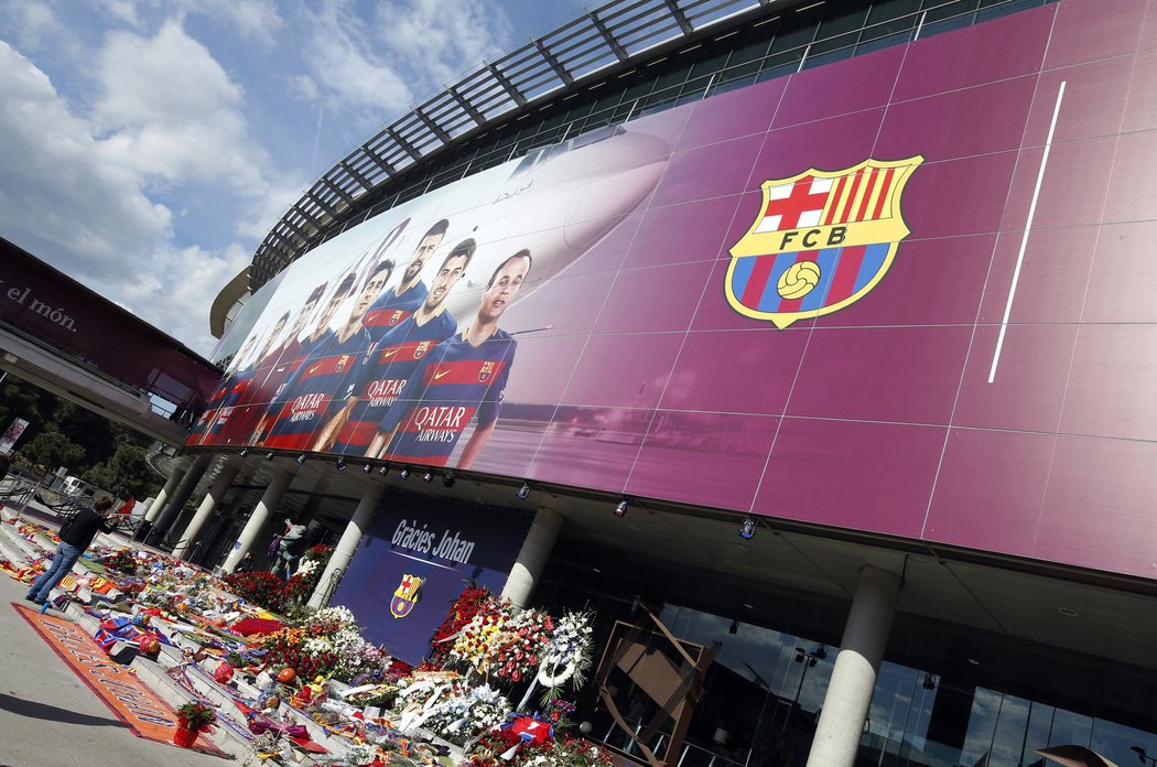 Fanoušci uctívali památku Johana Cruijffa i před stadionem