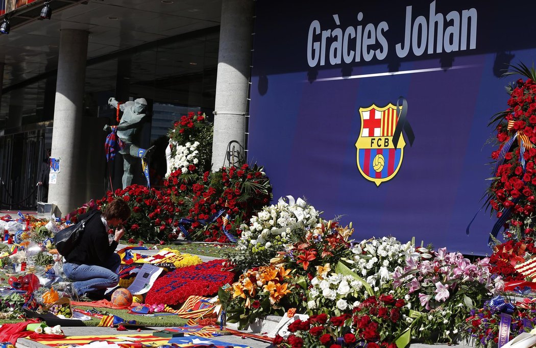 Květiny od barcelonských fanoušků na vzpomínkovém místě před stadionem