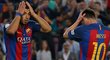 Zklamaná dvojice útočných hvězd Barcelony Lionel Messi a Luis Suárez v utkání s Eibarem