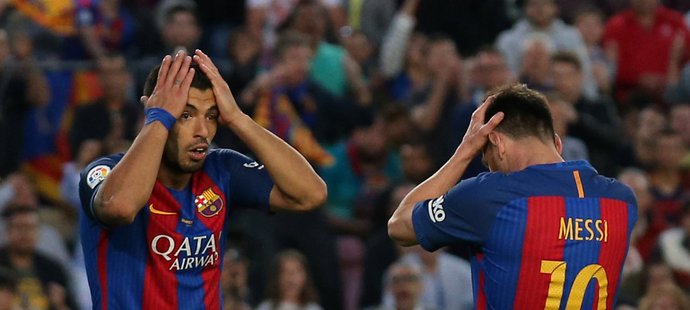 Zklamaná dvojice útočných hvězd Barcelony Lionel Messi a Luis Suárez v utkání s Eibarem