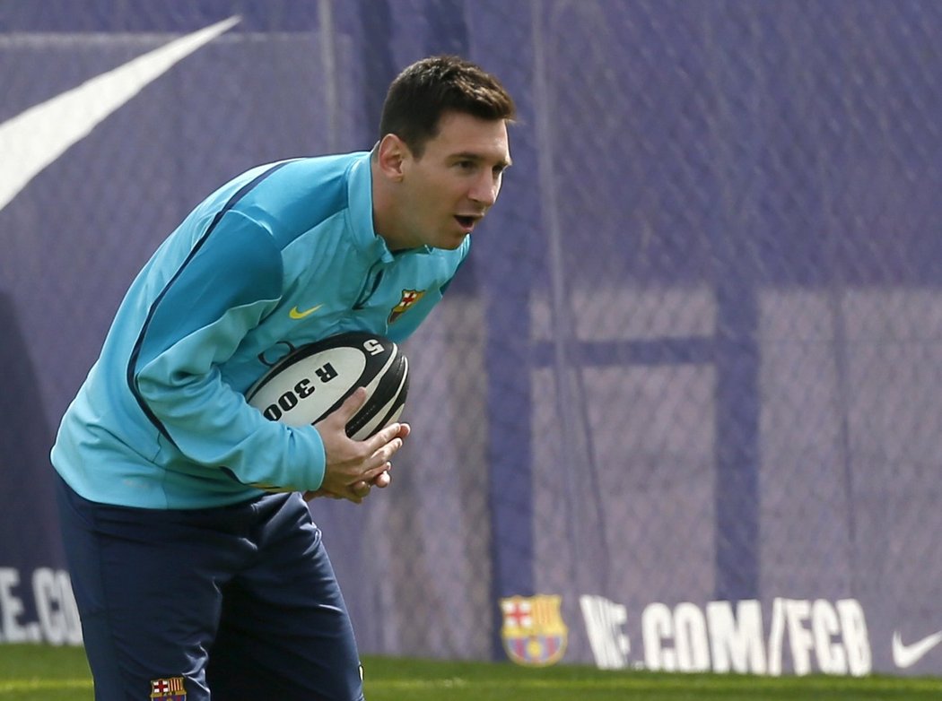 Lionel Messi zachytává ragbyový míč při tréninku Barcelony
