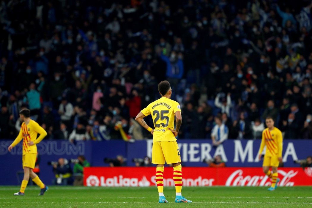 Zklamaní hráči Barcelony po gólu Espaňolu v derby