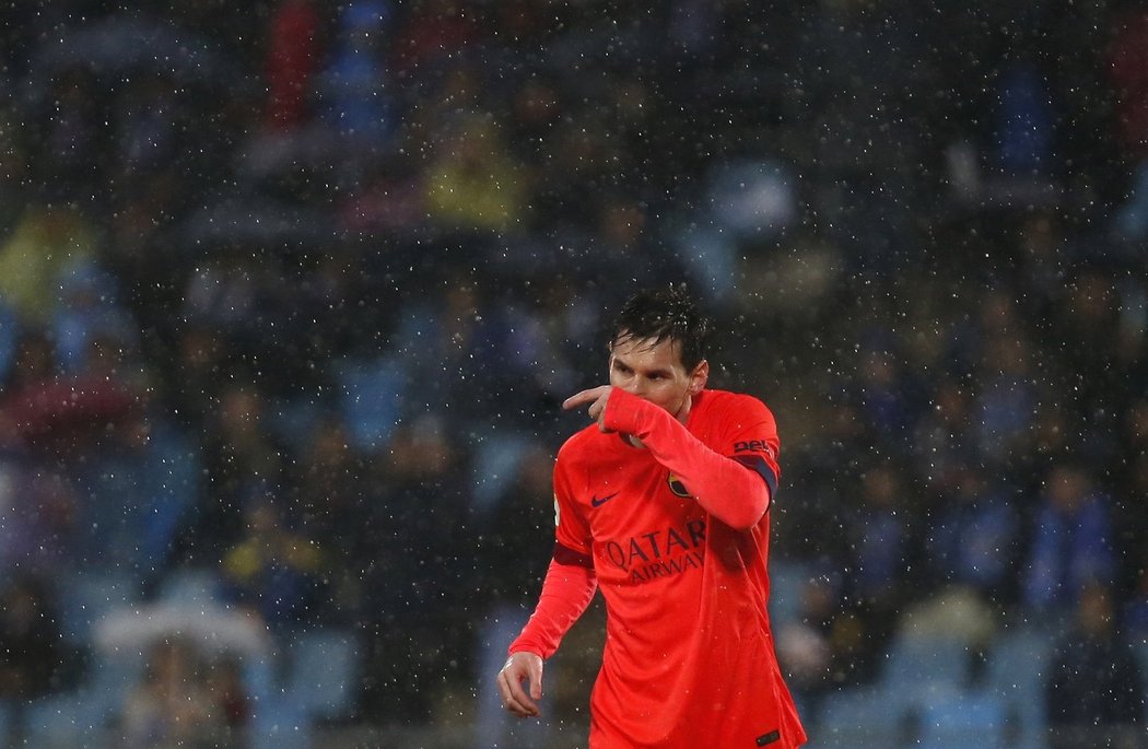 Lionel Messi v deštivém duelu v Getafe trefil jen břevno a Barcelona remizovala