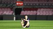 Andrés Iniesta uprostřed prázdného stadionu Barcelony po posledním utkání v jejím dresu