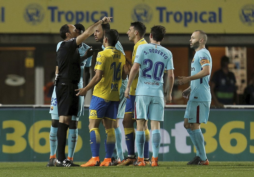 Fotbalisté Barcelony protestují proti penaltě, kterou rozhodčí nařídil pro domácí Las Palmas