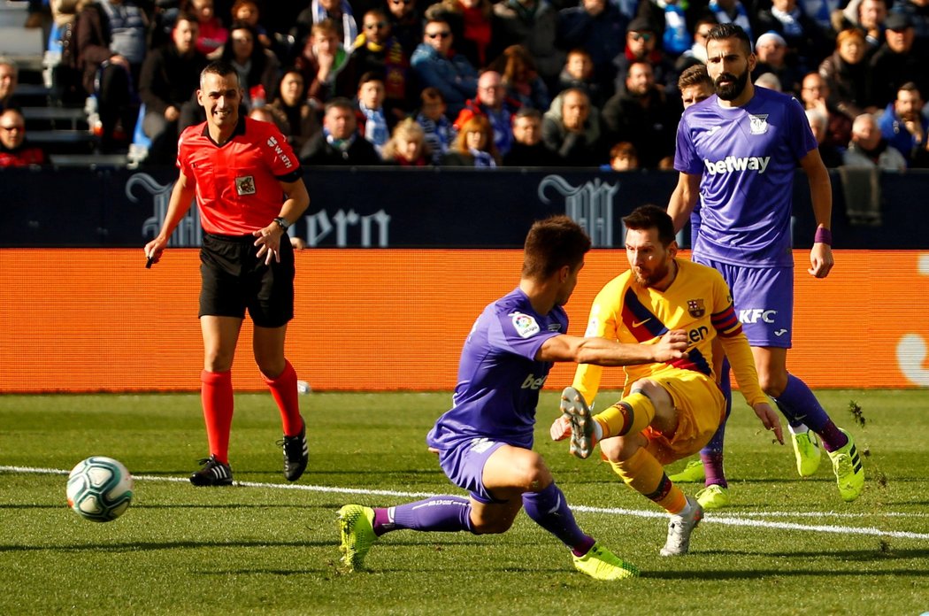 Kapitán Barcelony Lionel Messi střílí na branku Leganés v utkání španělské ligy