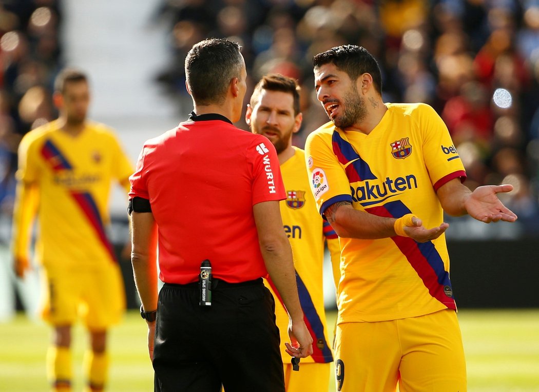 Luis Suárez diskutuje s rozhodčím během zápasu Barcelony s Leganés
