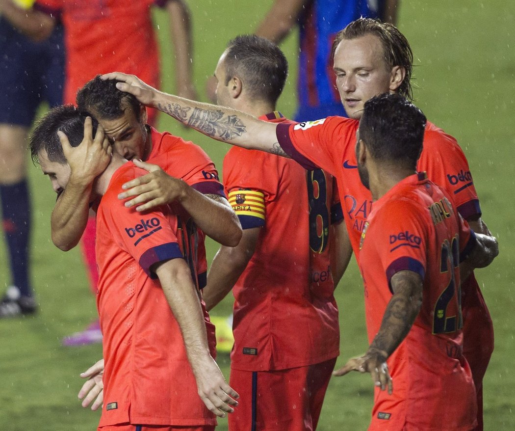 Fotbalisté Barcelony se radují z gólu do sítě Levante