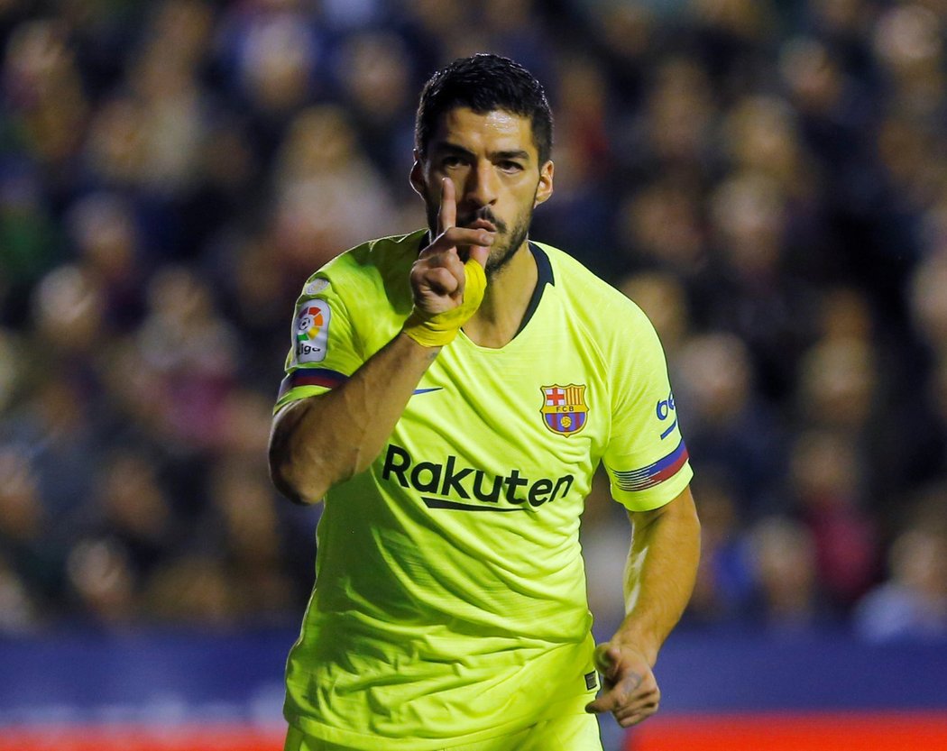 Útočník Barcelony Luis Suárez slaví vstřelený gól do sítě Levante