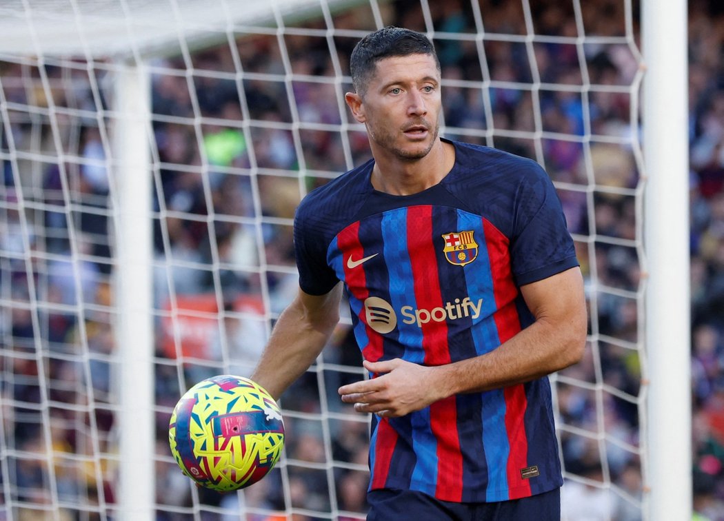 Útočník Barcelony Robert Lewandowski v derby proti Espaňolu Barcelona