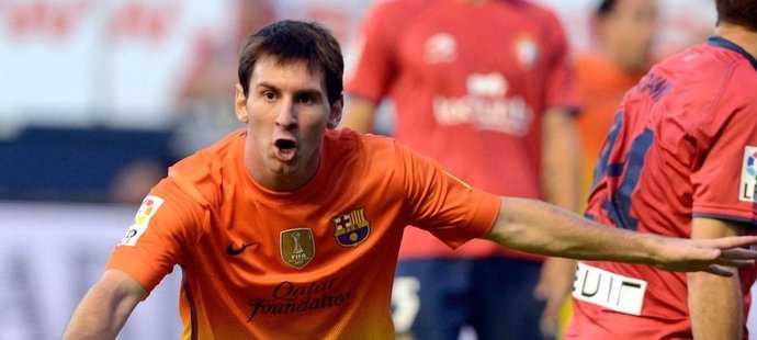 Lionel Messi se raduje ze svého gólu proti Pamploně