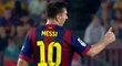 Lionel Messi se snaží na dálku přesvědčit kouče Enriqueho, aby ho nestřídal