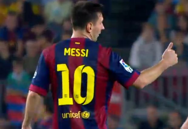 Lionel Messi se snaží na dálku přesvědčit kouče Enriqueho, aby ho nestřídal Lionel Messi se snaží na dálku přesvědčit kouče Enriqueho, aby ho nestřídal
