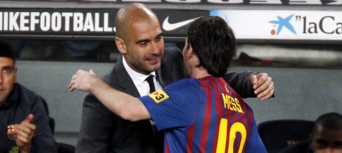 Objetí Lionela Messiho s odcházejícím trenérem Pepem Guardiolou
