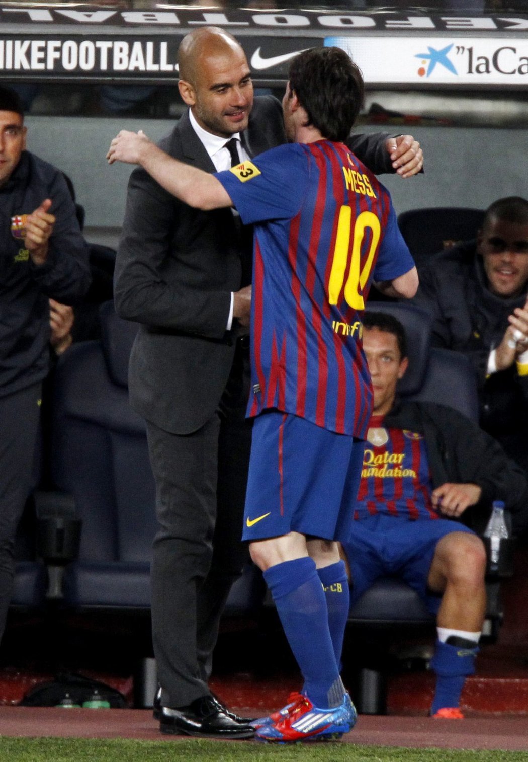 Objetí Lionela Messiho s odcházejícím trenérem Pepem Guardiolou